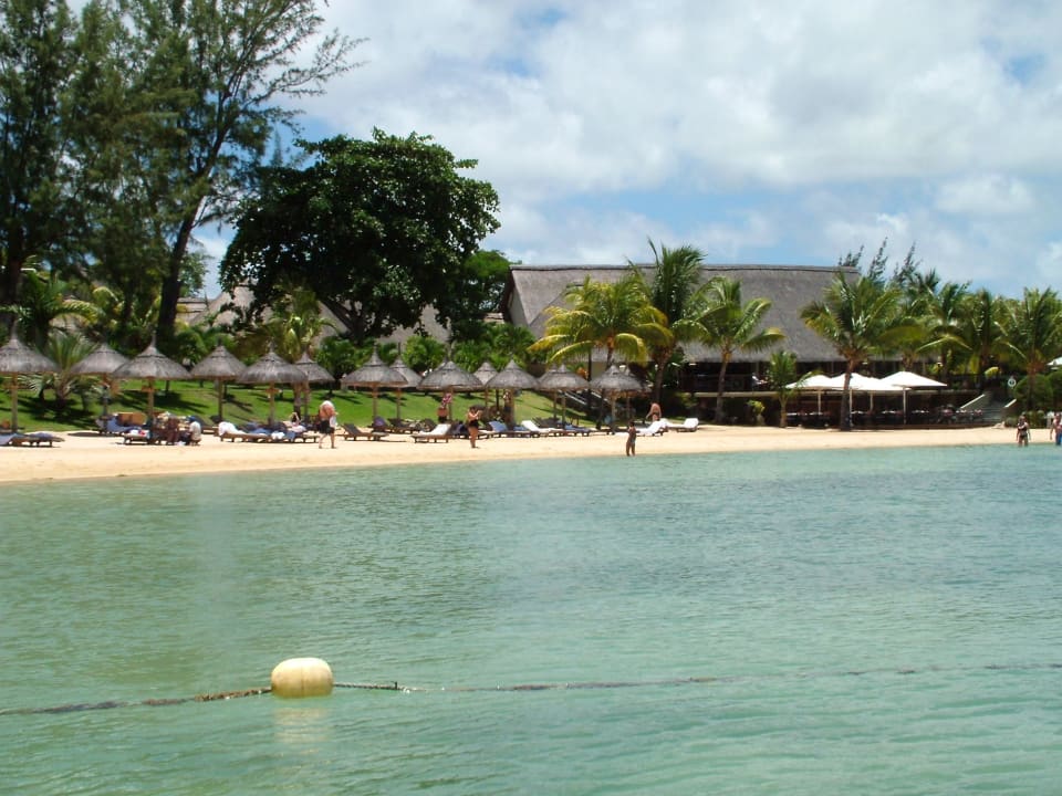 Ein flach abfallender Sandstrand LUX* Grand Gaube Resort & Villas