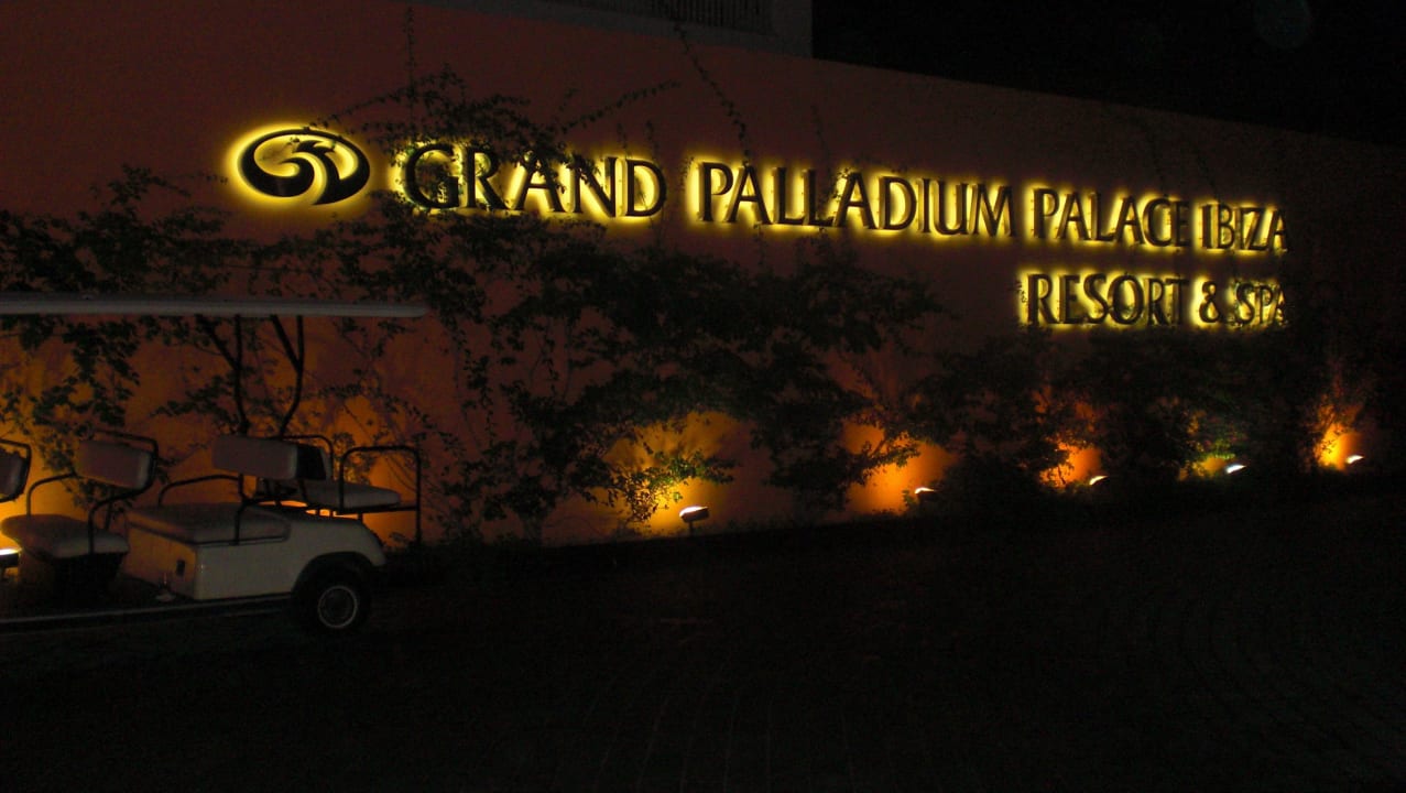 Eingang bei Nacht Grand Palladium Select Palace Ibiza