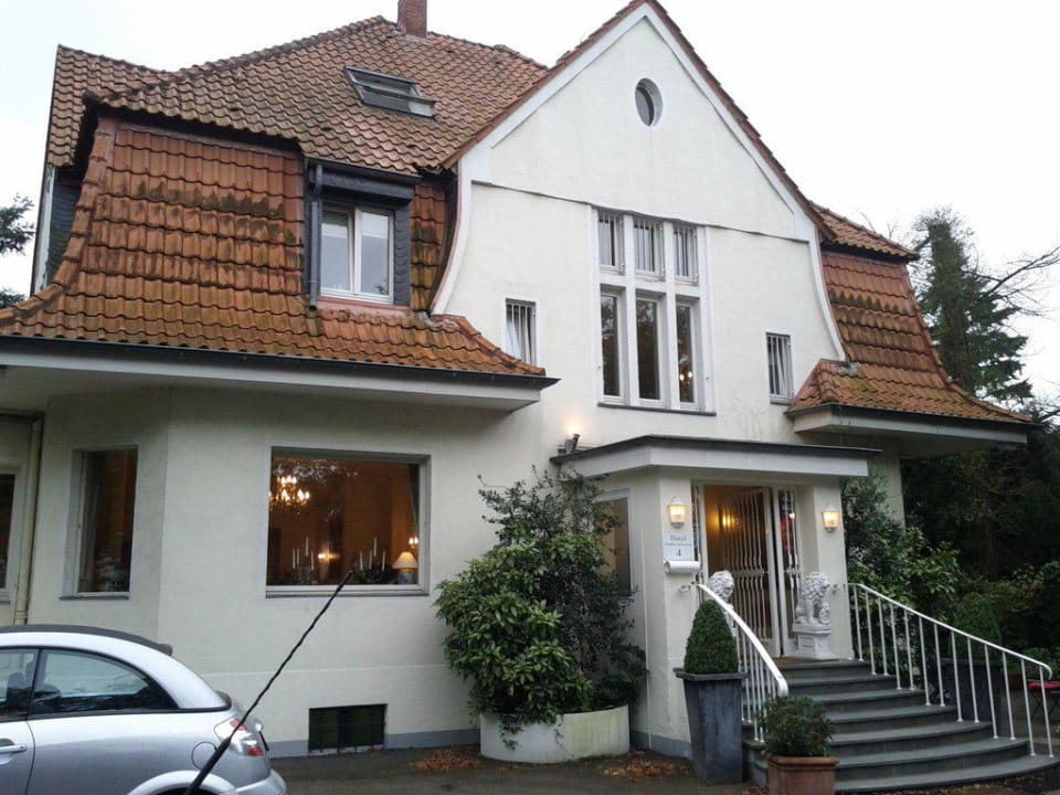 Front mit Parkplatz Hotel Gästehaus Meererbusch