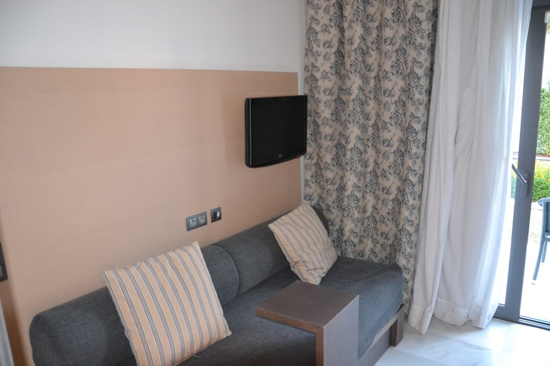 Ruheecke 2 Sofas und 2. Flach-TV Hipotels Gran Conil Hotel