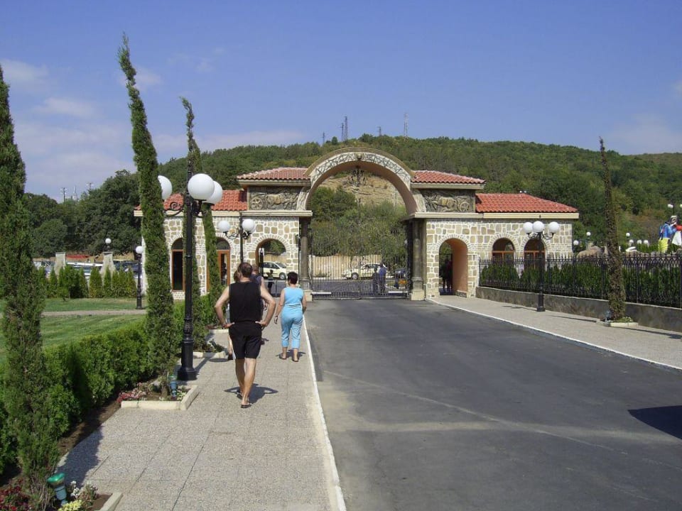 Gesicherter Eingang/Einfahrt zur Hotelanlage Royal Park Hotel & Aqua park