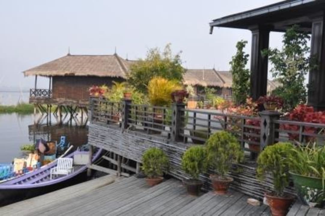 Blick auf die 1. Reihe der Bungalows Inle Palace Resort