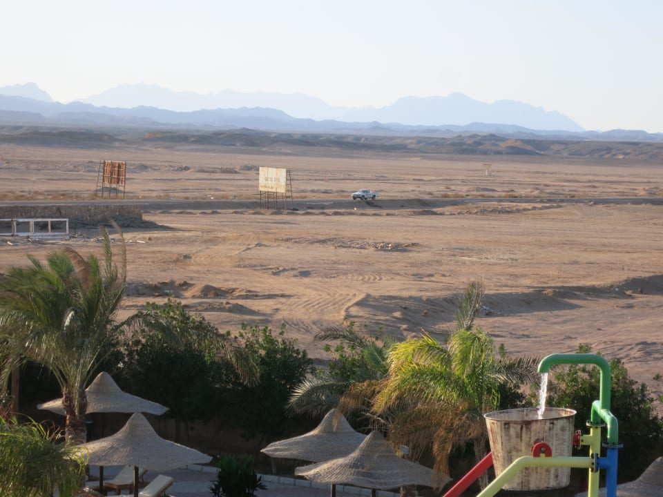 Blick auf die Schnellstraße (Strassenlärm nachts) Three Corners Sea Beach Resort