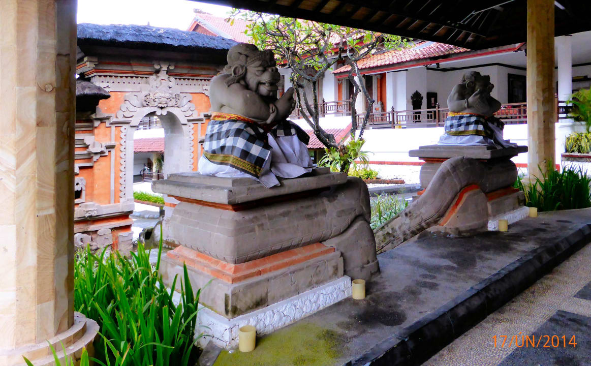Příjezd před schodištěm pod střechou. Paradisus by Melia Bali