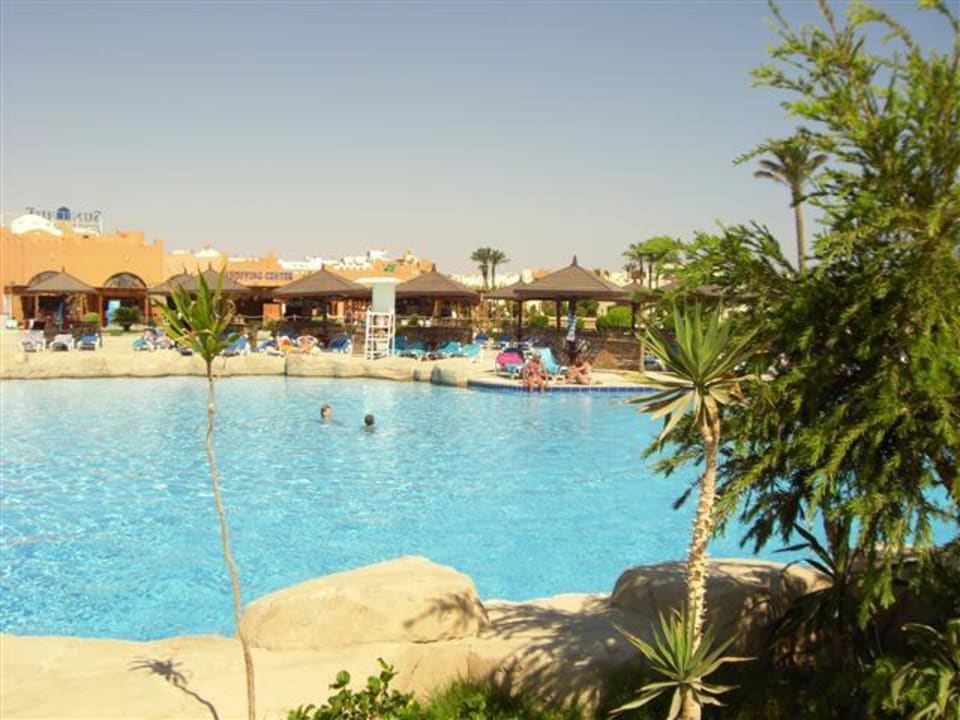 Pool am Hauptrestaurant SUNRISE Royal Makadi Resort