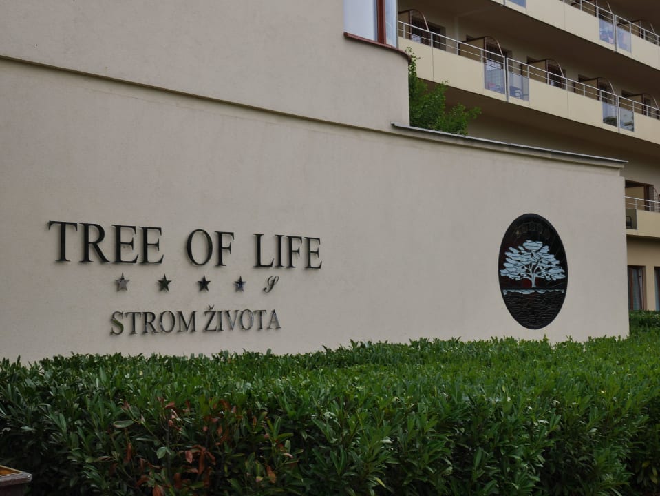 Hotel rechts neben Eingang Tree Of Life Spa Resort