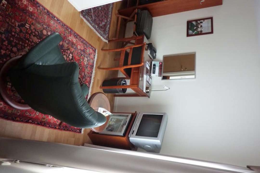 Schreibtisch und TV Clarion Collection Hotel Cardinal