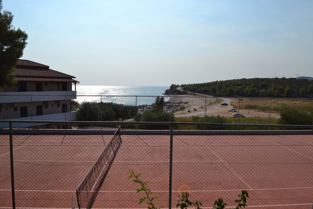 Tennisplatz mit Blick zum Meer Blue Dolphin Resort Hotel