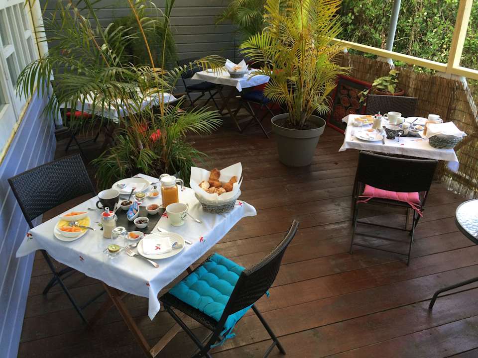 Petits-déjeuners servis en terrasse Le Bois Rouge
