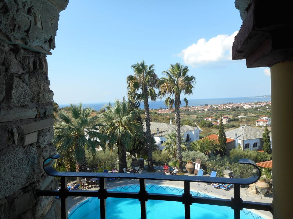 "Rapunzelansicht" aus dem Turm Hotel Geranion Village