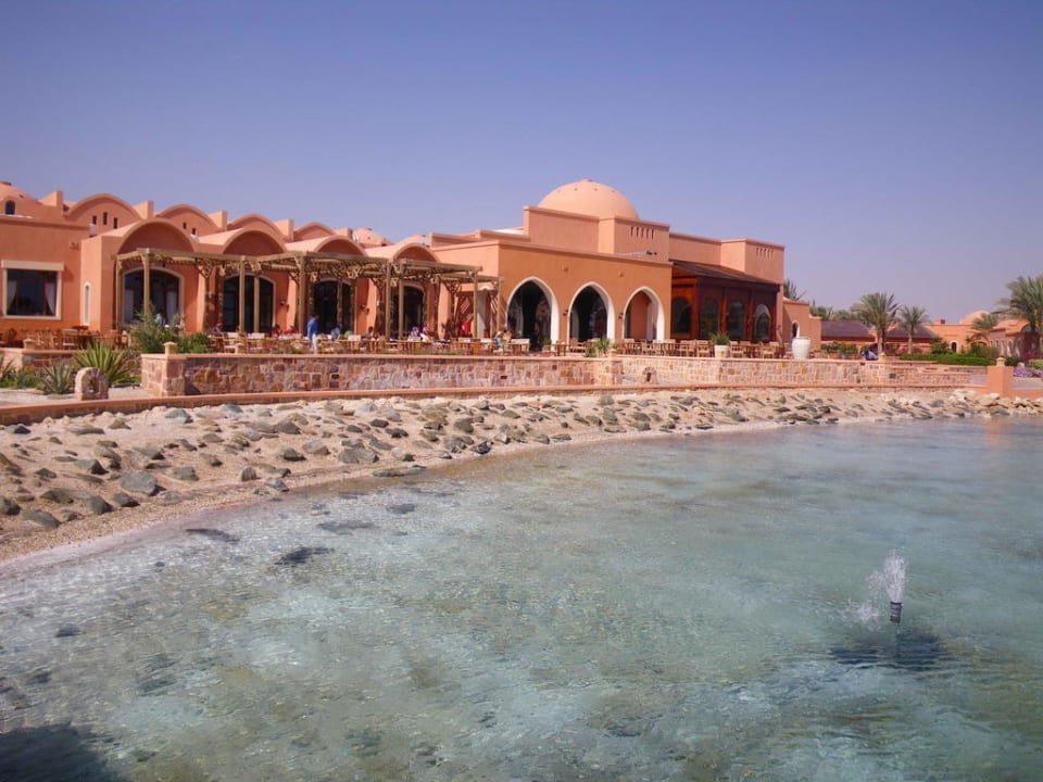 Blick auf die Restaurantterrasse Radisson Blu Resort, El Quseir