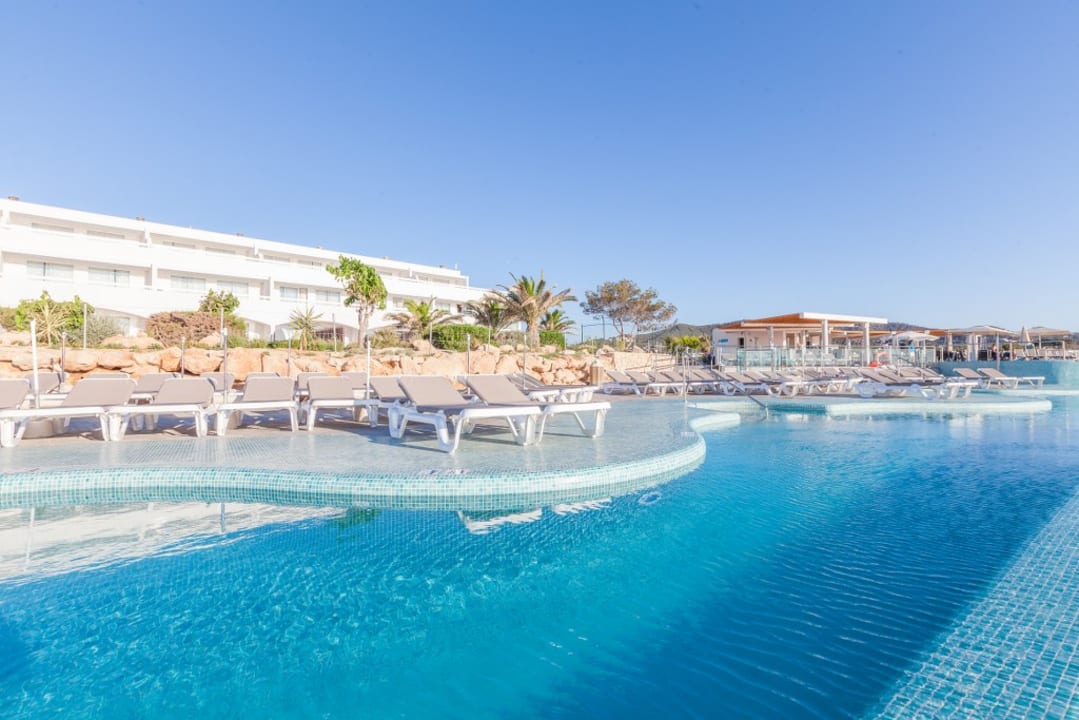 Pool Sirenis Seaview Country Club