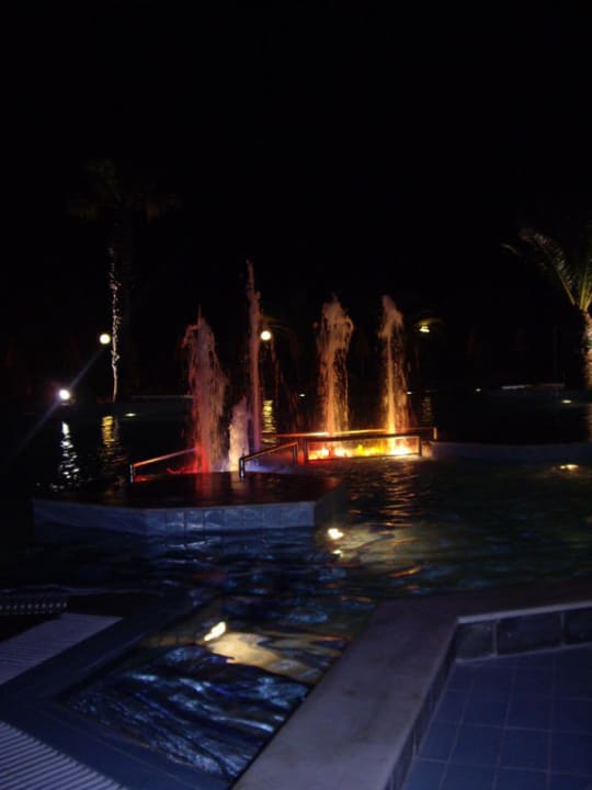 Pool im Dunkeln Porto Bello Beach