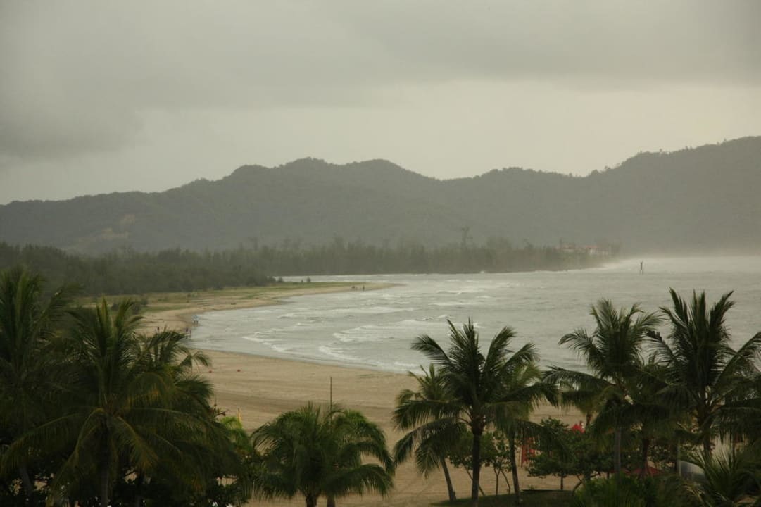 Blick auf Strand von Zi Garden Wing vor Unwetter Shangri-La's Rasa Ria Resort & Spa
