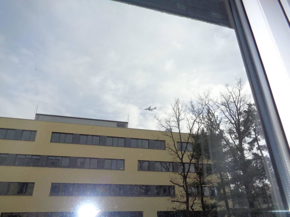 Startender Flieger über dem Hotel. Lindner Hotel Frankfurt Sportpark, part of JdV by Hyatt