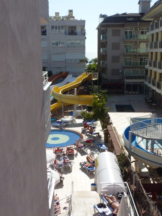 Meer ist zwischen den Hotels zu sehen Hotel Kahya