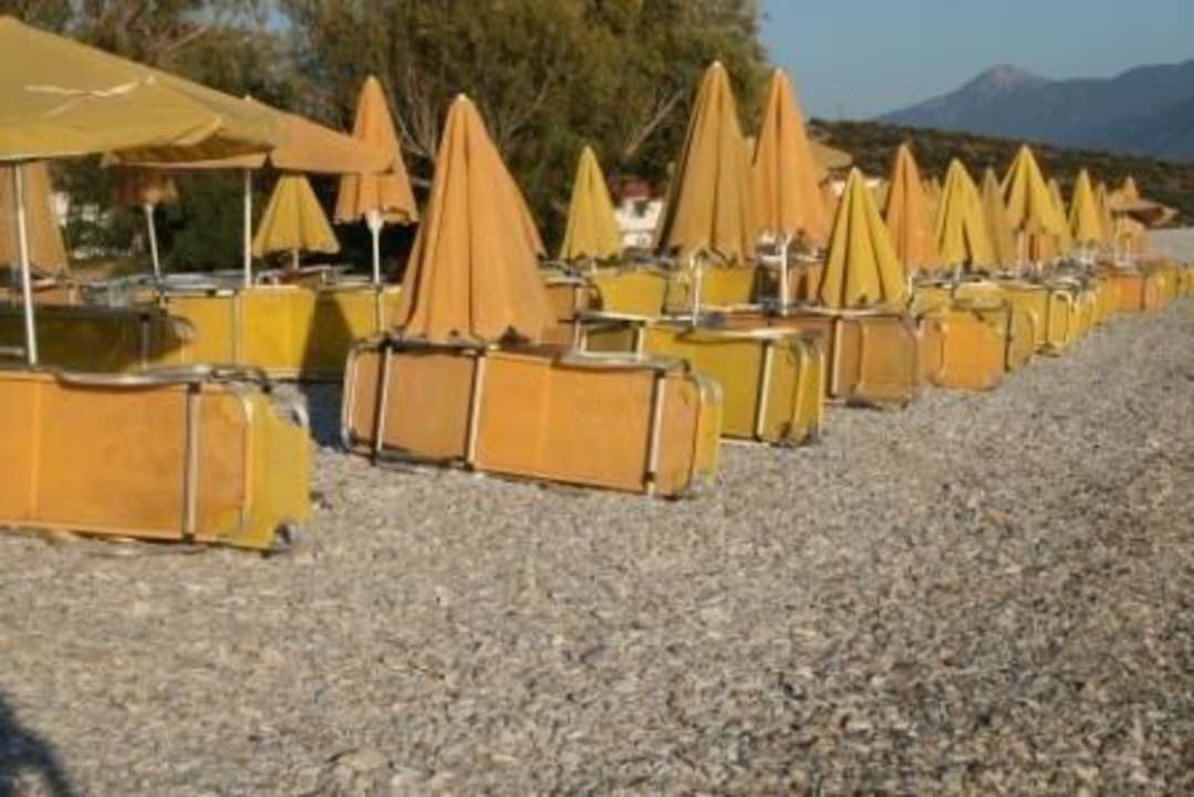 Liegen sind mit Kette und Schloß am Schirm bef. Hotel Saint Nicholas