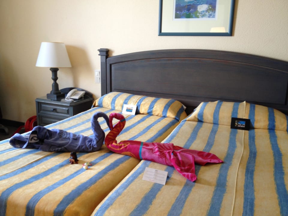 Liebevoll verziertes Bett in unserem Doppelzimmer Hotel Riu Vistamar