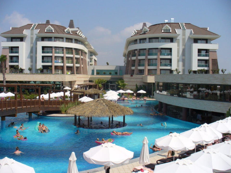 Blick über die Poolanlage auf das Hotel Sherwood Dreams Resort