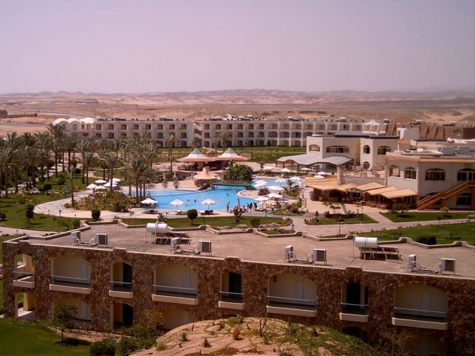 Blick auf die Hotelanlage mit Pool Brayka Bay Resort