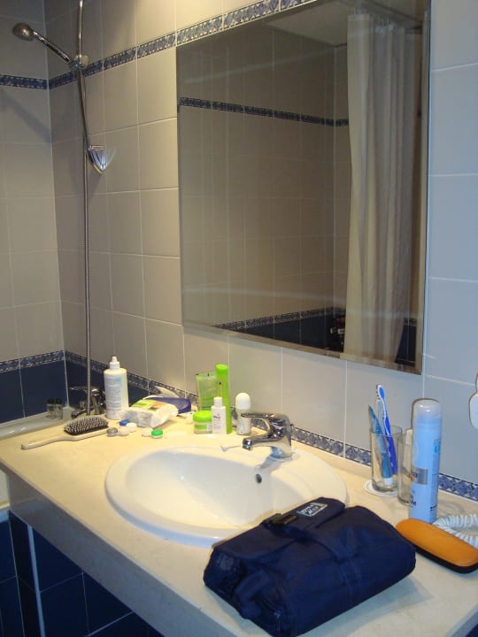 Badezimmer mit ausreichend Ablagefläche Hotel Sineva Beach