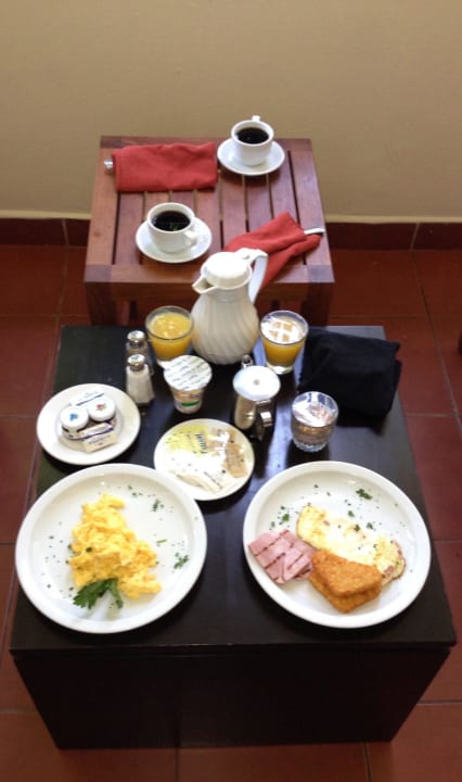 Room Service Bestellung auf dem Balkon The Westin Reserva Conchal, an All-Inclusive Golf Resort & Spa