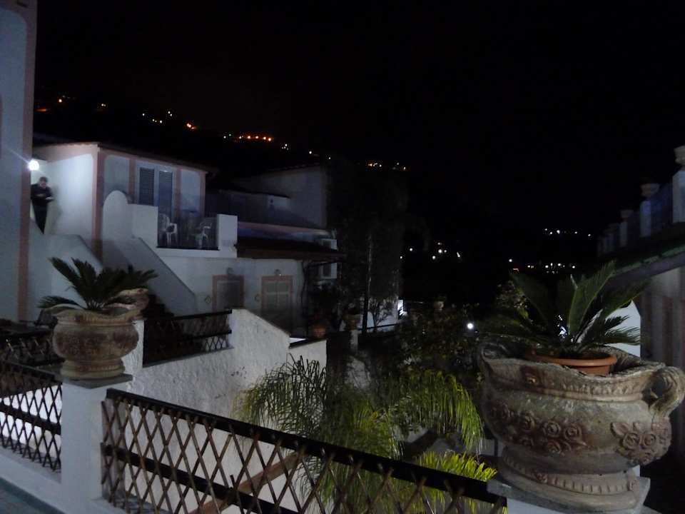 Anlage bei Nacht Castiglione Village & Spa