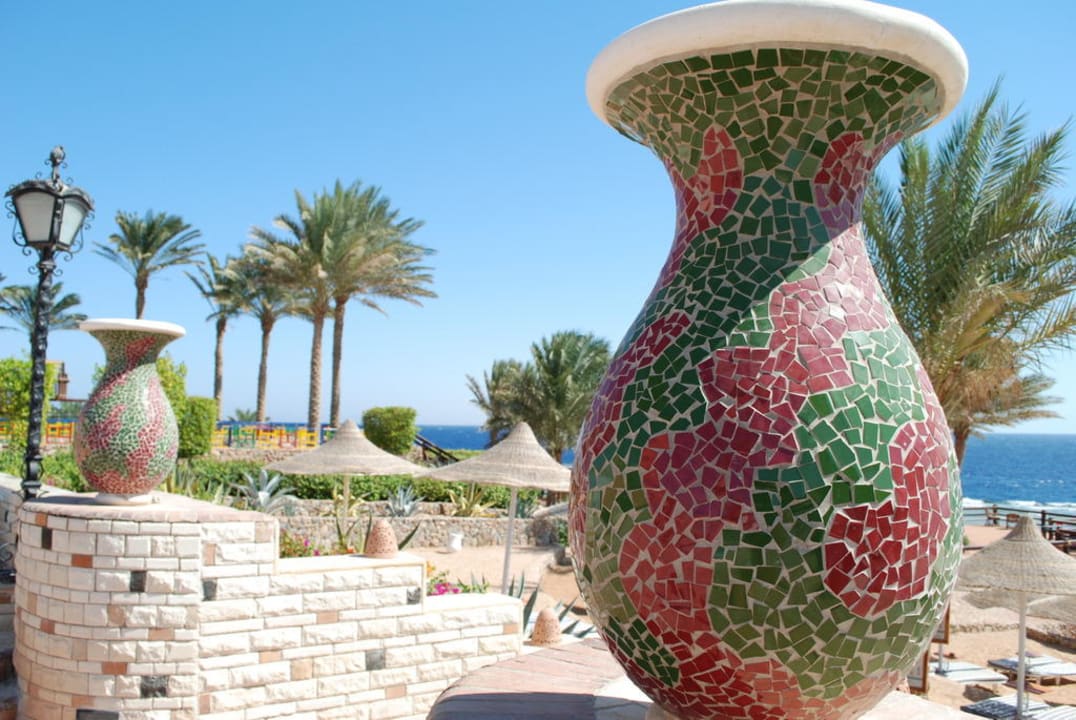 Zejscie z basenu na plaze Hotel Nubian Village