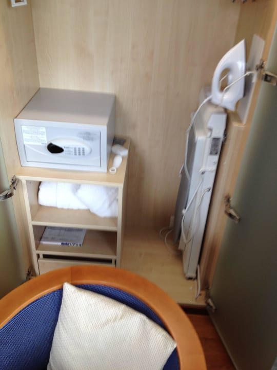 Schrank Business Class Zimmer Nr. 809 Radisson Blu Hotel, St. Gallen