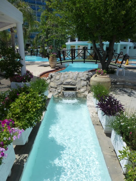 Alles sehr nett gemacht mit diversen Wasserkanälen Hotel Calypso Beach