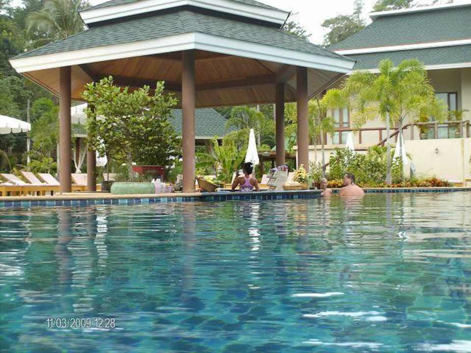 Pool mit Poolbar Chai-Chet Bungalows