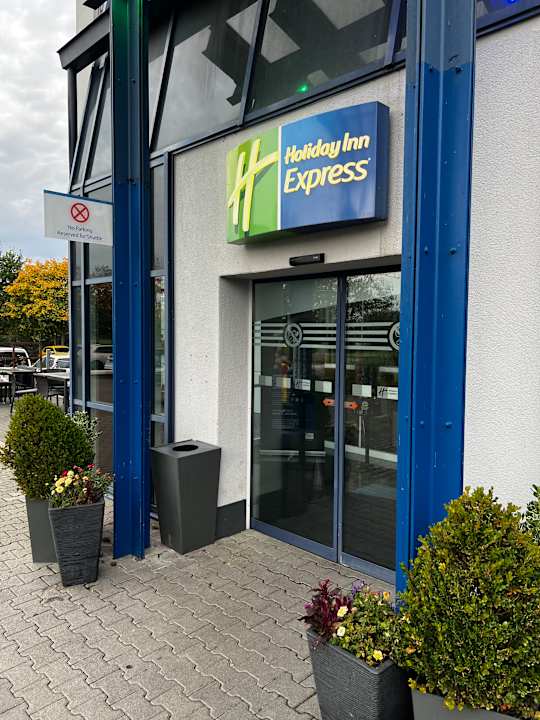 Außenansicht Holiday Inn Express Frankfurt - Airport