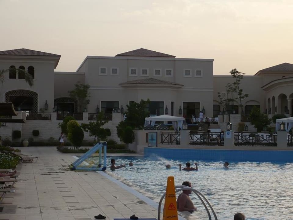 Basen przy budynku głównym hotelu JAZ Aquamarine Resort