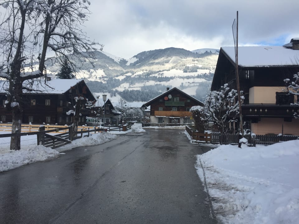 Straße vor dem Hotel Kinderhotel Felben