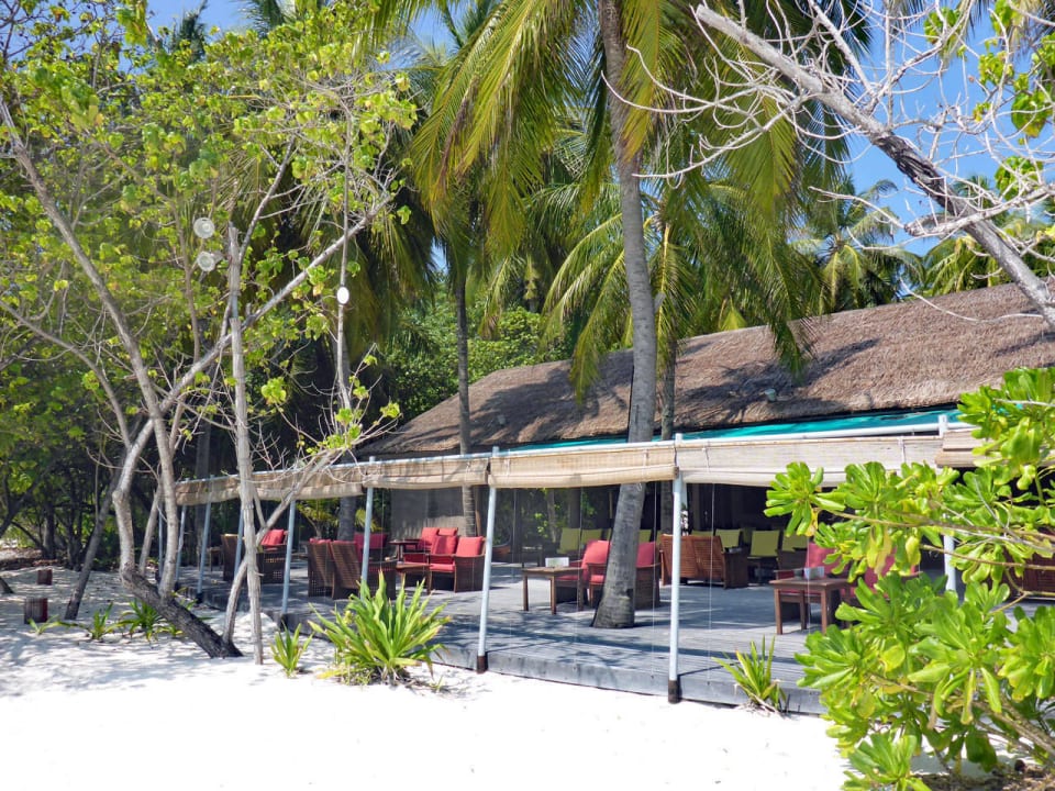 Blick auf die Hauptbar vom Strand aus NH Collection Maldives Reethi Resort