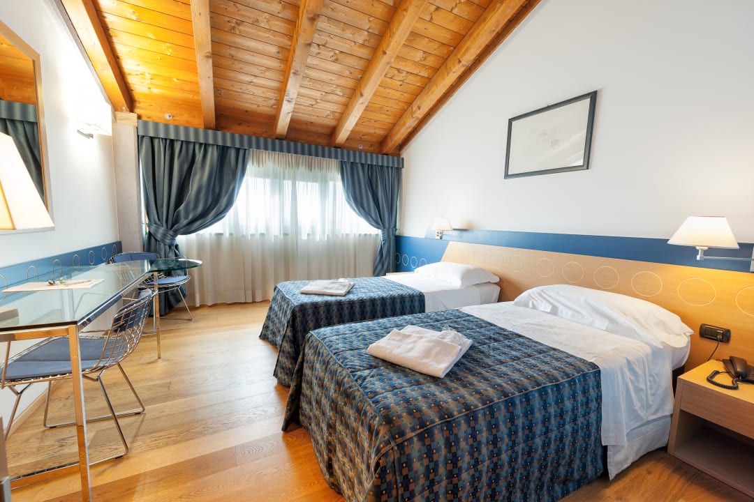 Zimmer West Point Airport Hotel