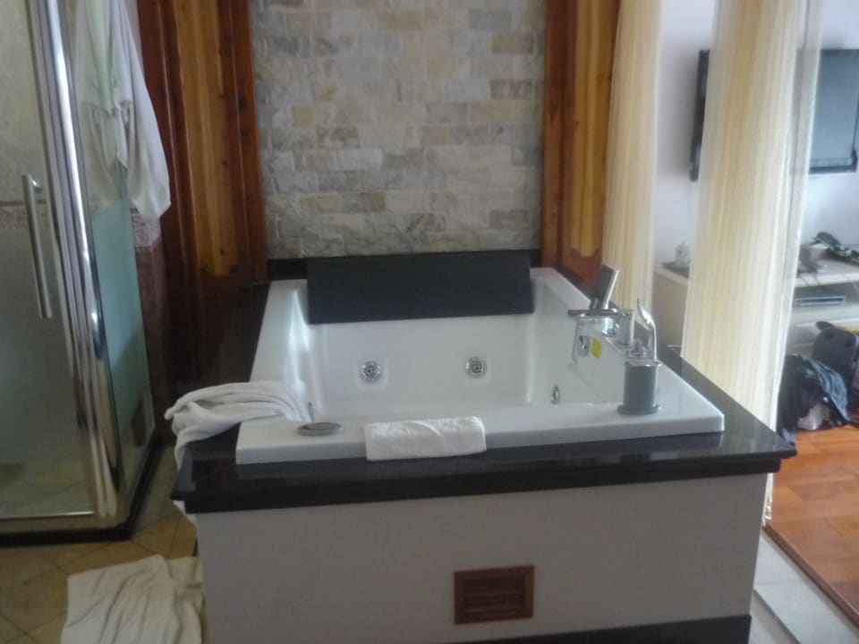 Whirlpool im Zimmer, links die Toilettenzelle Bamboo House Resort