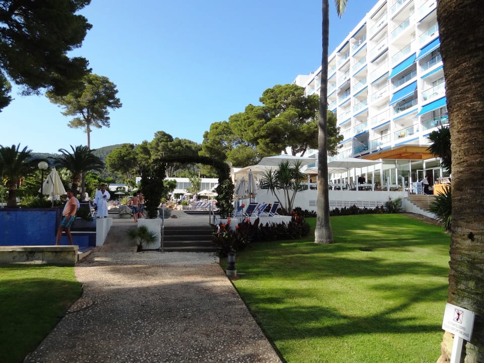 Weg zu den Swimmingpool's Hipotels Eurotel Punta Rotja Golf & Spa