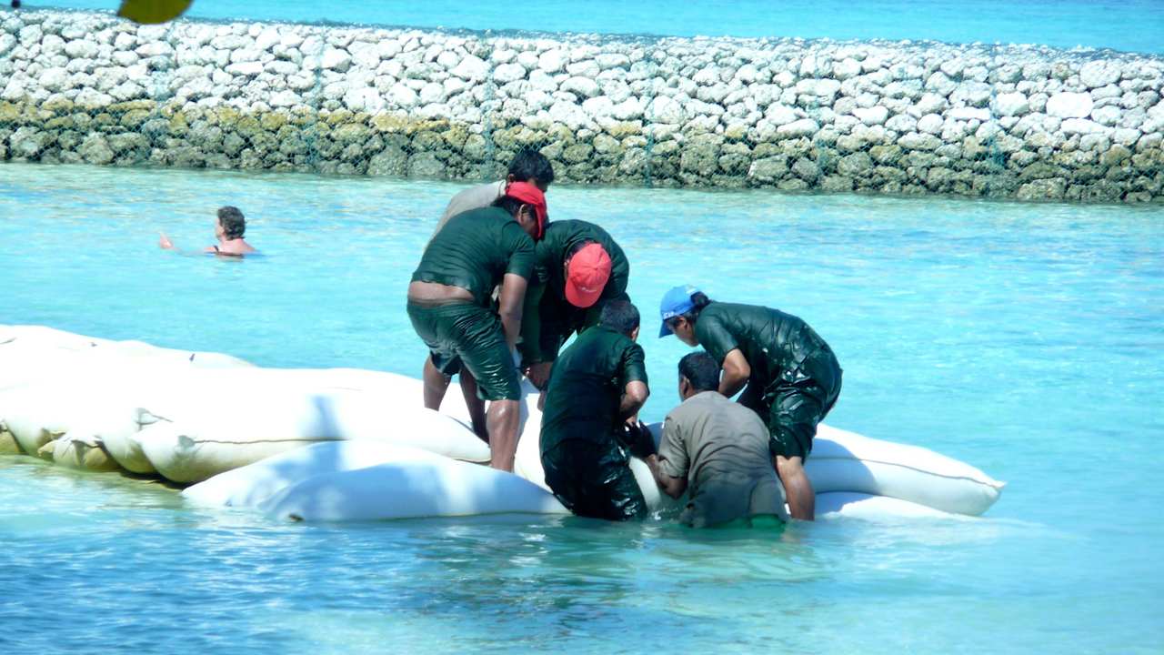 Sandsackwall Summer Island Maldives