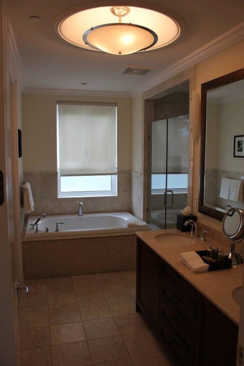 Grosses Bad mit grosser Wanne und Mega Dusche Hotel Seven Stars Resort