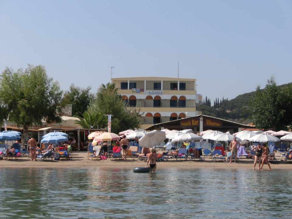 Blick vom Wasser zur Anlage Hotel Albatros