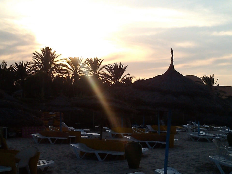 Hotel von der Strandseite El Ksar Resort & Thalasso