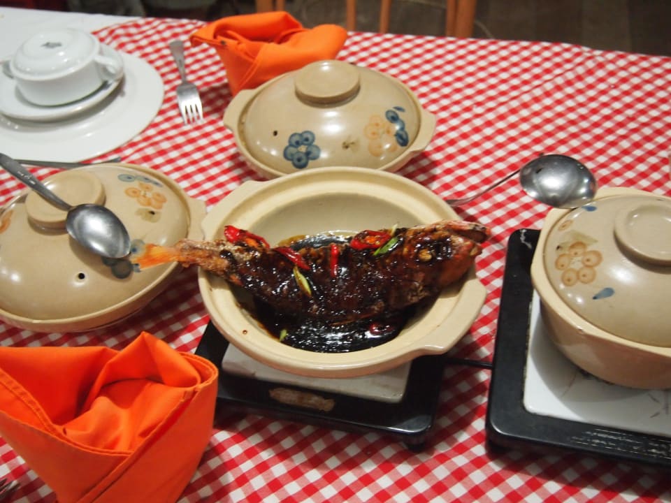 Frisch gekochtes Abendessen Mamasa Cottages