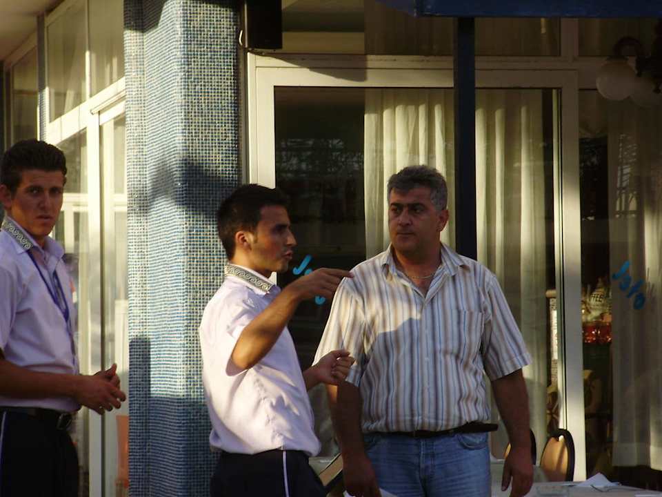 Manager mit Kellner Semt Luna Beach Hotel