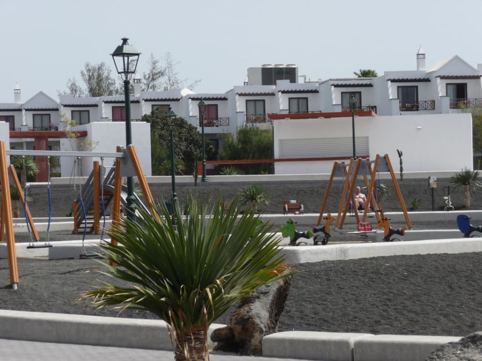 Blick von der Promenade auf das Hotel allsun App.-Hotel Albatros