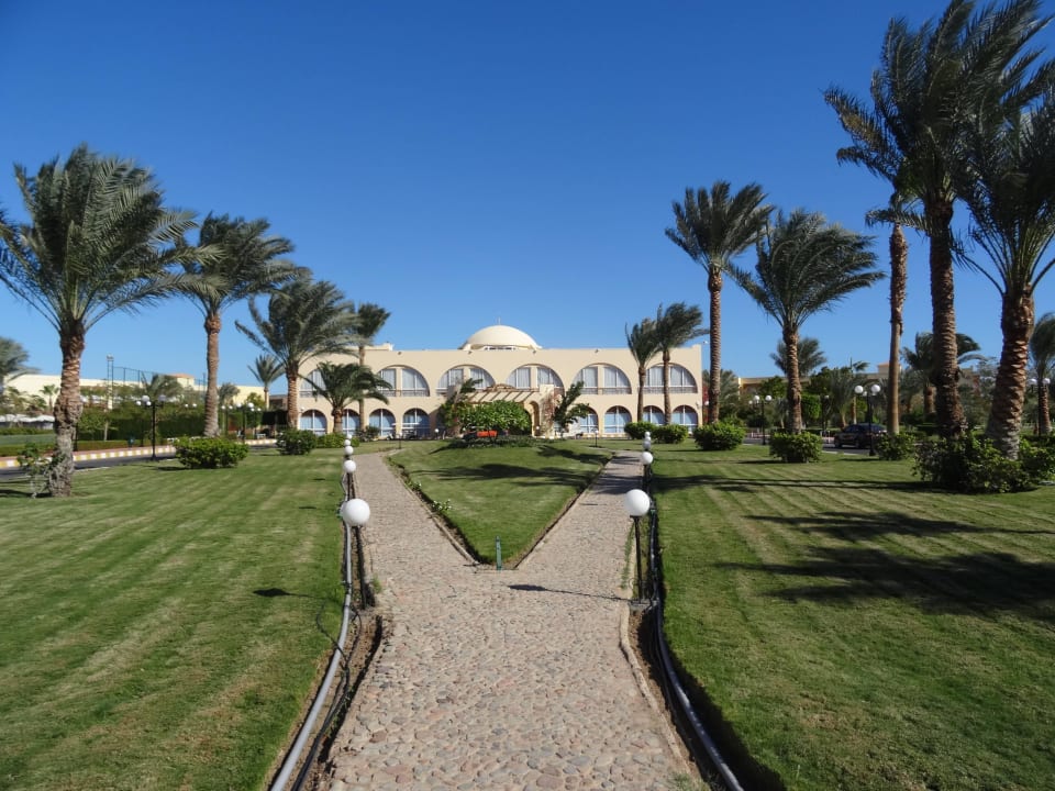 Park zwischen Eingangstor und Hoteleingang Desert Rose