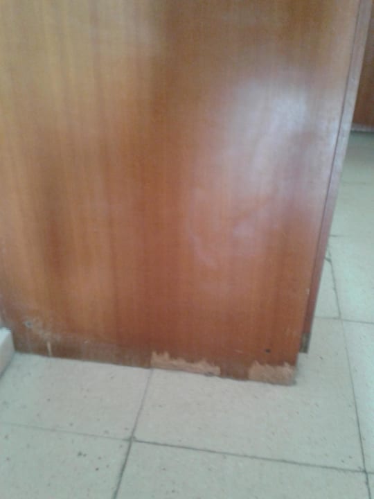 Kaputter Schrank Hotel Surf Mar