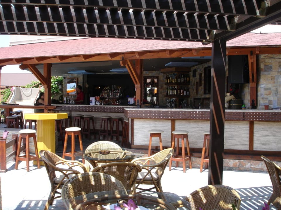 Blick zur Bar (Außenteil) Gaia Garden Hotel