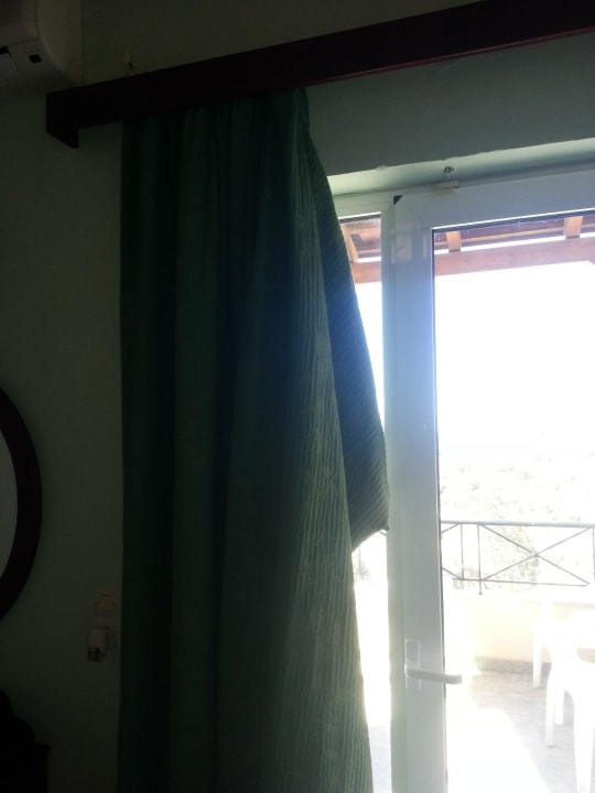 Gardine an der Balkontür, die hängt einfach so  Paralos The Maxine