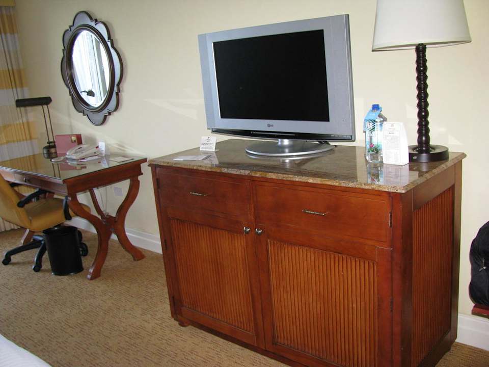 TV Hotel San Juan Marriott Resort & Stellaris Casino